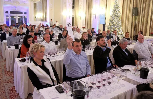 V  kristalni dvorani hotela Kempinski Palace v Portorožu so danes 
pripravili že 22. dobrodelno licitacijo 225-litrskih francoskih 
sodčkov vin iz kleti Vinakoper. Foto: Tomaž Primožič/FPA