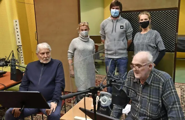 Režiserka Špela Kravogel, tonski mojster Urban Gruden, dramaturginja Vilma Štritof in legendi umetnosti igre, Boris Cavazza 
in Radko Polič - Rac  v snemalnem studiu na Radiu Slovenija. 