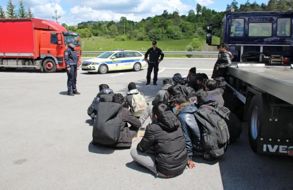V zadnjem  obdobju so policisti  prestregli več prebežnikov iz 
Bangladeša, ki so si utirali pot proti zahodu.  Eden od njihovih 
rojakov  je   v minulih dneh po prečkanju mrzle Dragonje  omagal na 
poti proti boljšemu življenju.  