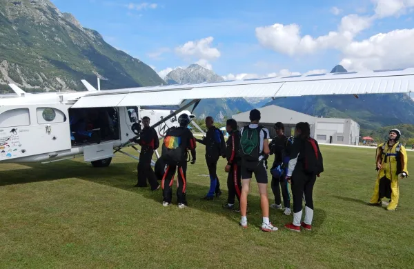 Z letališčem naj bi še naprej upravljal Aviofun, na občino pa je 
prišla zahteva, naj postopek ustavi in sprejme pravila, ki bodo 
omejila prekomeren hrup in negativne vplive na okolje.  