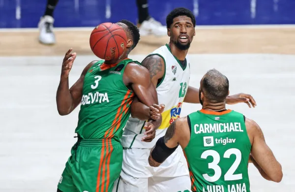 Melvin Ejim (levo) ostaja v ljubljanskem dresu, medtem ko je 
Jackie Carmichael že preteklost.