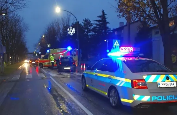 33-letni  voznik avtomobila je v Ajdovščini na prehodu za pešce zbil 
žensko in moškega.