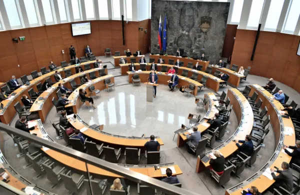 DZ je z 48 glasovi za in nobenim proti sprejel spremembo zakona 
o osebni izkaznici, po kateri se bodo biometrične osebne izkaznice 
začele izdajati 28. marca 2022, ne pa že 3. januarja 2022.