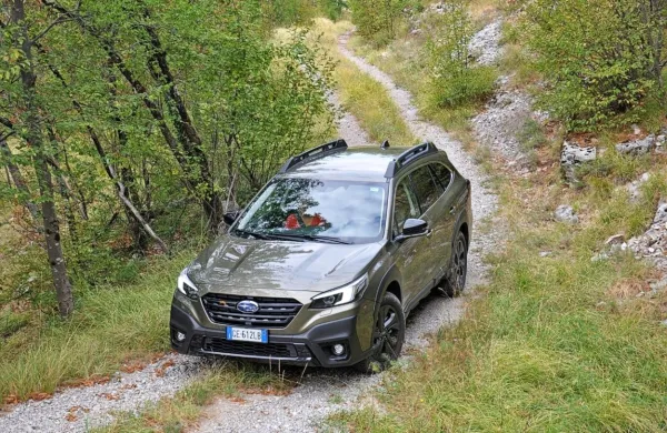 Zdaj že šesta generacija outbacka, ki je na trgu prisoten nekaj več 
kot 25 let, prepriča z voznim karakterjem, kakršnega ne premorejo 
šminke terenskih karavanov.

