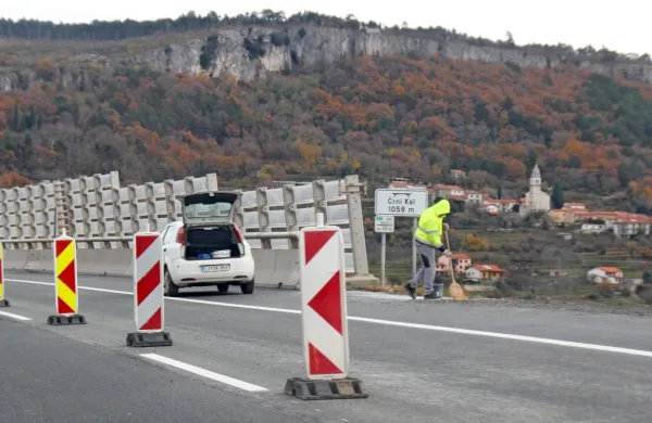 Pred viaduktom Črni Kal so delavci že prijeli v roke metlo - konec 
zastojev in kolon je blizu. 