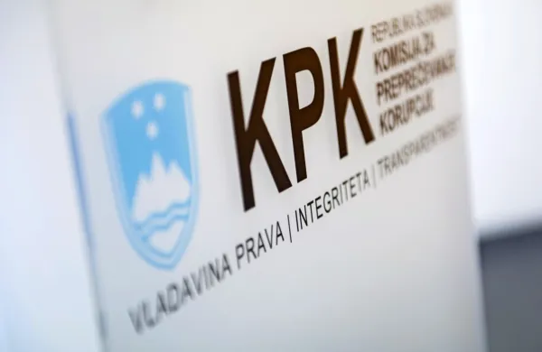 Komisija za preprečevanje korupcije je ustavila 12 postopkov 
preiskav, ki jih je lani v zvezi s sumi kršitev integritete pri nabavah 
zaščitne opreme uvedla zoper pet zaposlenih na Zavodu RS za 
blagovne rezerve. 