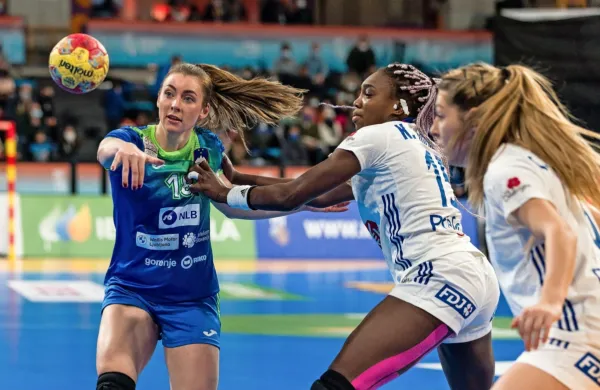 Točko z Angolo je z zadnjim slovenskim golom  v predtekmovanju 
zagotovila Nina Zulić.