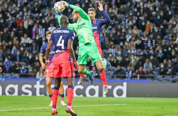 Jan Oblak (z žogo) se veseli napredovanja v drugi del lige 
prvakov.