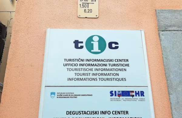 Tabla obiskovalce usmerja tja, kjer TIC že dolgo ni več