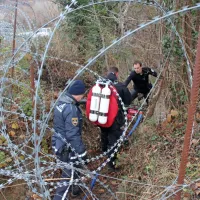 Z naše strani so se morali policisti, gasilci in potapljači prebijati 
pod rezilno žico.