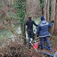Policisti in gasilci so na bregu zaman čakali na novice potapljačev.