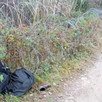 Mokre bunde in ženski čevelj je na cesti ob rezilni žici včeraj pričal 
o tragediji turške družine.