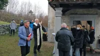 Škof Jurij Bizjak je blagoslovil zunanjščino cerkve svete Helene.