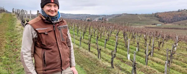 Jure Simčič v družinskem vinogradu pri Fojani, iz katerega prihaja 
grozdje za vina, ki bodo označena z oznako SVL Lega.