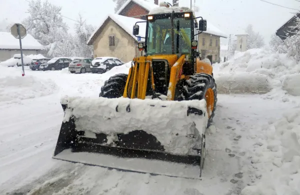 Čeprav so bili posamezni delavci Komunale in pogodbeni sodelavci minulo noč in četrtek na cestah 
neprekinjeno 17 in celo več ur,  velike količine snega ni bilo mogoče očistiti sproti.