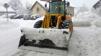 Čeprav so bili posamezni delavci Komunale in pogodbeni sodelavci minulo noč in četrtek na cestah 
neprekinjeno 17 in celo več ur,  velike količine snega ni bilo mogoče očistiti sproti.