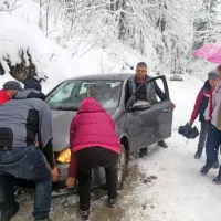 Na strmih, zasneženih lokalnih cestah je prišlo do nekaj zdrsov 
avtomobilov, a so si ljudje med seboj pomagali in herojsko 
premagali snežene težave brez večjih posledic.