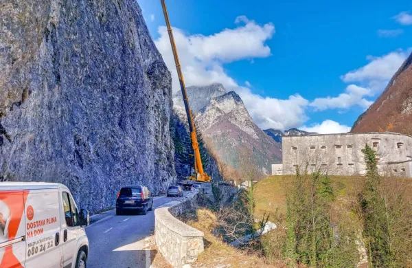 Cesta Predel-Rabelj odprta, pri Klužah &scaron;e zapora