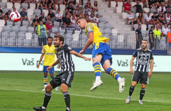 Prvi letošnji dvoboj Kopra in Mure se je na Bonifiki končal s 3:2,  v 
Fazaneriji pa ni bilo zadetkov. 