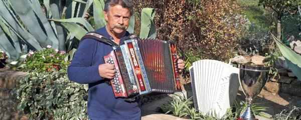 Ivan Šekoranja je za 70. rojstni dan dobil  posebno darilo, 
harmoniko iz kamna.