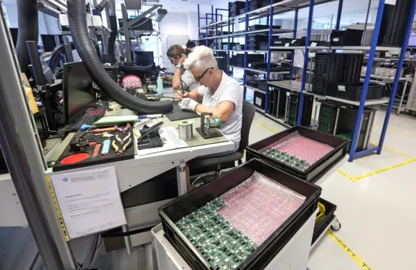 Poklici prihodnosti so povezani z vse naprednejšo tehnologijo, 
robotizacijo in  umetno inteligenco.