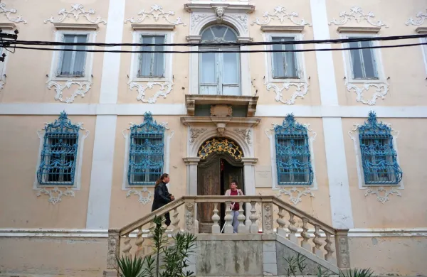 2986 enot knjižničnega gradiva, izvorno iz zapuščine Pasquala 
Besenghija degli Ughi in izolske župniške knjižnice, so  vrnili v 
prenovljene ter ustrezno opremljene prostore izolske Besenghijeve palače.