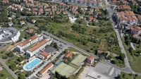         Največji dolžnik je bilo propadlo mariborsko gradbeno podjetje 
Konstruktor Invest, ki je nameravalo v obdobju župana Tomislava 
Klokočovnika  investirati v skoraj 2,6 hektarja obsežni trikotnik pri 
hotelu Delfin (na fotografiji iz arhiva) in kasneje še na območje 
ladjedelnice. 