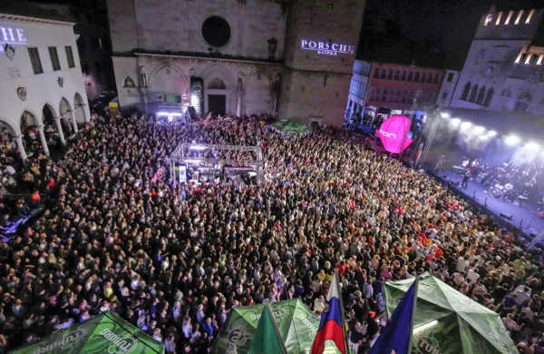 Tako je bilo poleti 2019 na Titovem trgu v Kopru med koncertom tribute skupine legendarnih Queenov, ki sta ga organzirala  Radio Capris in Koda Events.   