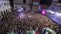 Tako je bilo poleti 2019 na Titovem trgu v Kopru med koncertom tribute skupine legendarnih Queenov, ki sta ga organzirala  Radio Capris in Koda Events.   
