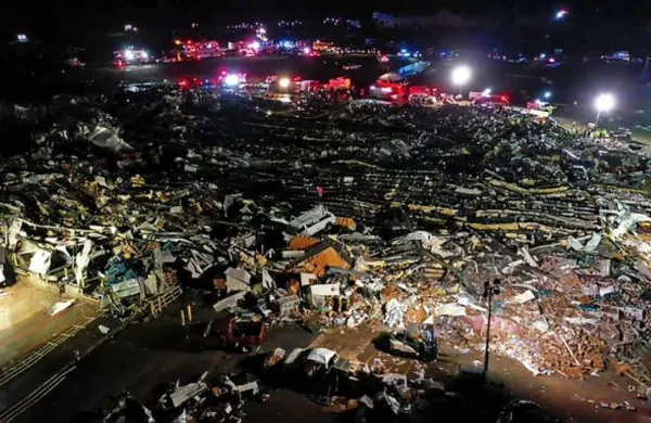 Tornadi, ki so v noči s petka na soboto prizadeli več zveznih držav 
na jugu in srednjem zahodu ZDA, so zahtevali več deset življenj.
