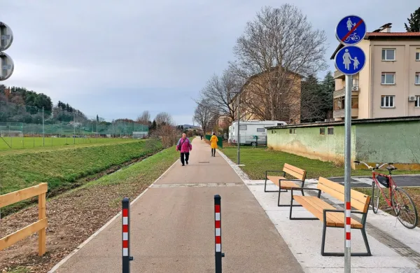 Kolesarji lahko vozijo le po manjšem delu nove poti ob Kornu, 
večina  je namenjena pešcem. 