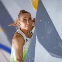 Janja Garnbret je olimpijska prvakinja v kombinaciji športnega plezanja.