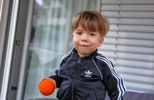 Za zdravilo smo v Sloveniji izvedeli ob zbiranju sredstev za dečka 
Krisa, ki je zdravilo dobil pred dvema letoma. Takrat je bilo 
dostopno le v ZDA, obenem pa še izjemno drago, saj je stalo kar 2,3 
milijona evrov. 
