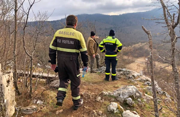 Gasilci, policisti, gorski reševalci, vodniki s psi, lovci in drugi so 
aprila pogrešanega Sama Ostrouško iskali tudi v okolici Postojne.