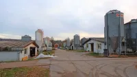 Družba Pivka perutninarstvo želi  perutninsko farmo Ravne porušiti in jo preseliti v IC Neverke na območje 'Rampe', kamor bi 
občina širila cono.