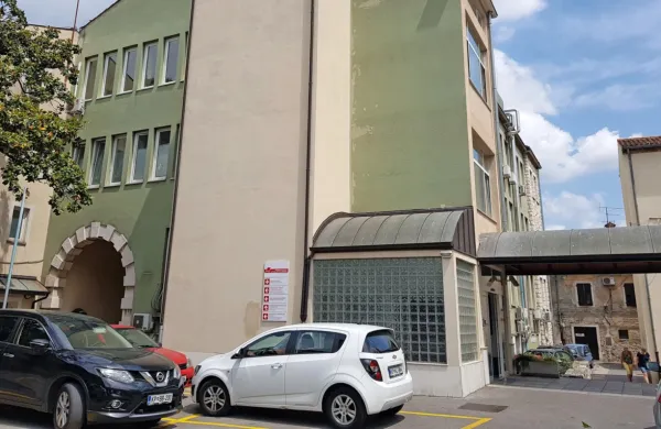 V cepilni ambulanti Zdravstvenega doma Koper na Dellavallejevi 
bodo cepili odrasle, v otroško-šolskem dispanzerju pa mladostnike, stare med 12 in 18 let.  