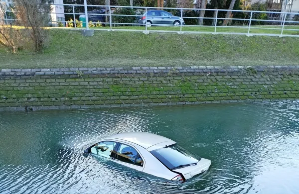 Avto se je okopal v Bada&scaron;evici