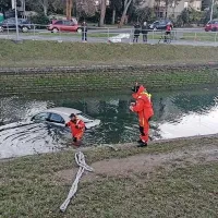 Koprski  gasilci  so avto dvignili na suho.  