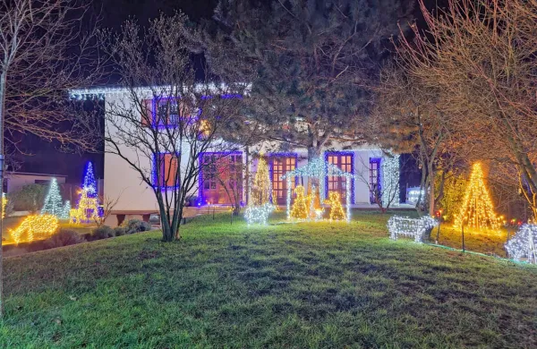  Hišo in okolico  krasi več kot 21.000 lučk. 