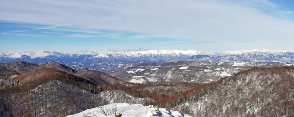 Z  Malega Golaka (1495 m), ki velja za najvišji vrh Trnovskega 
gozda, se je minulo nedeljo ponujal prekrasen razgled na Julijce.