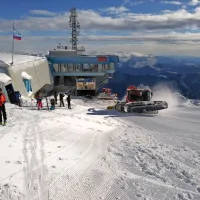 Primorska se ponaša  z najvišjim slovenskim  smučiščem Kanin (2300 m),  ki ga trenutno prekriva približno meter debela snežna odeja.   