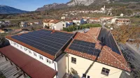 Po zgledu samooskrbne skupnosti s sončno elektrarno na strehi 
šole v Budanjah bodo na 20 do 25 streh javnih zavodov v Občini 
Ajdovščina v letu 2022 namestili sončne panele.