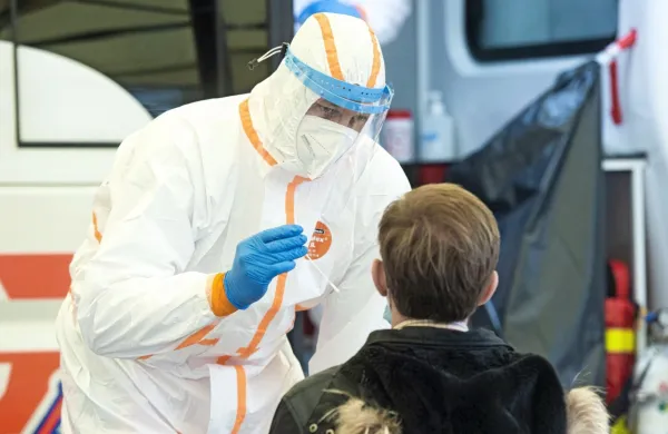 V bolni&scaron;nicah zdravijo 746 covidnih bolnikov, na intenzivni terapiji 237