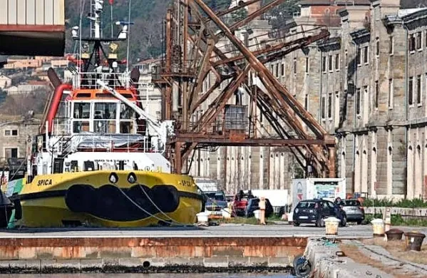 V Starem pristanišču v Trstu se je danes nekaj minut po 10. uri 
zgodila huda delovna nesreča, v kateri je življenje izgubil 60-letnik 
iz Veneta. Foto vir: Primorski dnevnik/FOTOADMJ@N