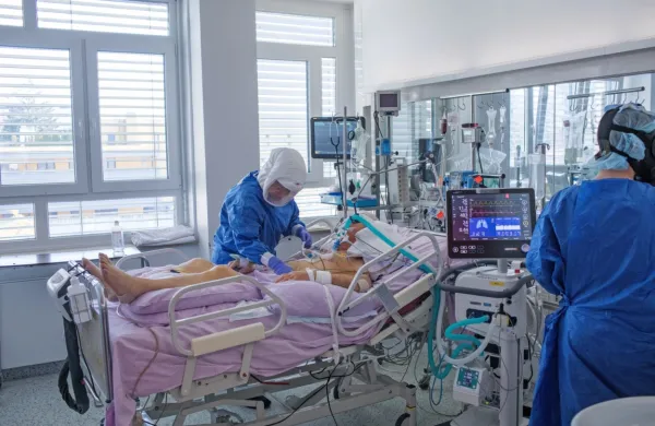 Zaradi natlačenih covidnih oddelkov in preusmeritve zaposlenih 
nanje je okrnjen dostop do zdravljenja za vse  bolnike z drugimi 
vrstami bolezni, opozarja komisija za medicinsko etiko.  