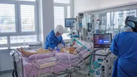 Zaradi natlačenih covidnih oddelkov in preusmeritve zaposlenih 
nanje je okrnjen dostop do zdravljenja za vse  bolnike z drugimi 
vrstami bolezni, opozarja komisija za medicinsko etiko.  