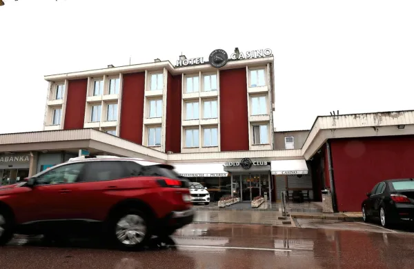 Napad,  zaradi katerega  francoski  turist  nima  lepih spominov  na 
Slovenijo, se je   septembra  2019 zgodil pred ajdovskim  hotelom.   