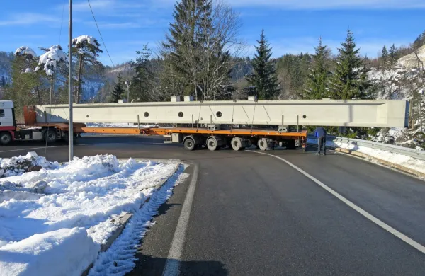 Prevoz 28,5 metra dolgega in 38,5 tone težkega betonskega bloka je le enkrat za pol ure ustavil promet med Godovičem in Idrijo v najbolj neugodnem ovinku pred sotesko Zala.