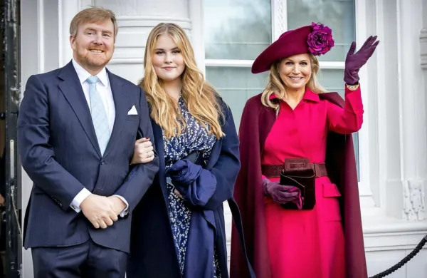 Nizozemska kraljeva družina se je v sredo opravičila in obžalovala, 
ker je minuli teden pripravila zabavo za 18. rojstni dan bodoče 
kraljice, princese Amalie (na fotografiji v sredini) in nanjo povabila 
21 gostov, čeprav to ni v skladu s protikoronskimi ukrepi v 
državi.