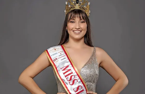 Med tekmovalkami je tudi slovenska predstavnica Maja Čolič , ki je 
junija osvojila naslov miss Slovenije.